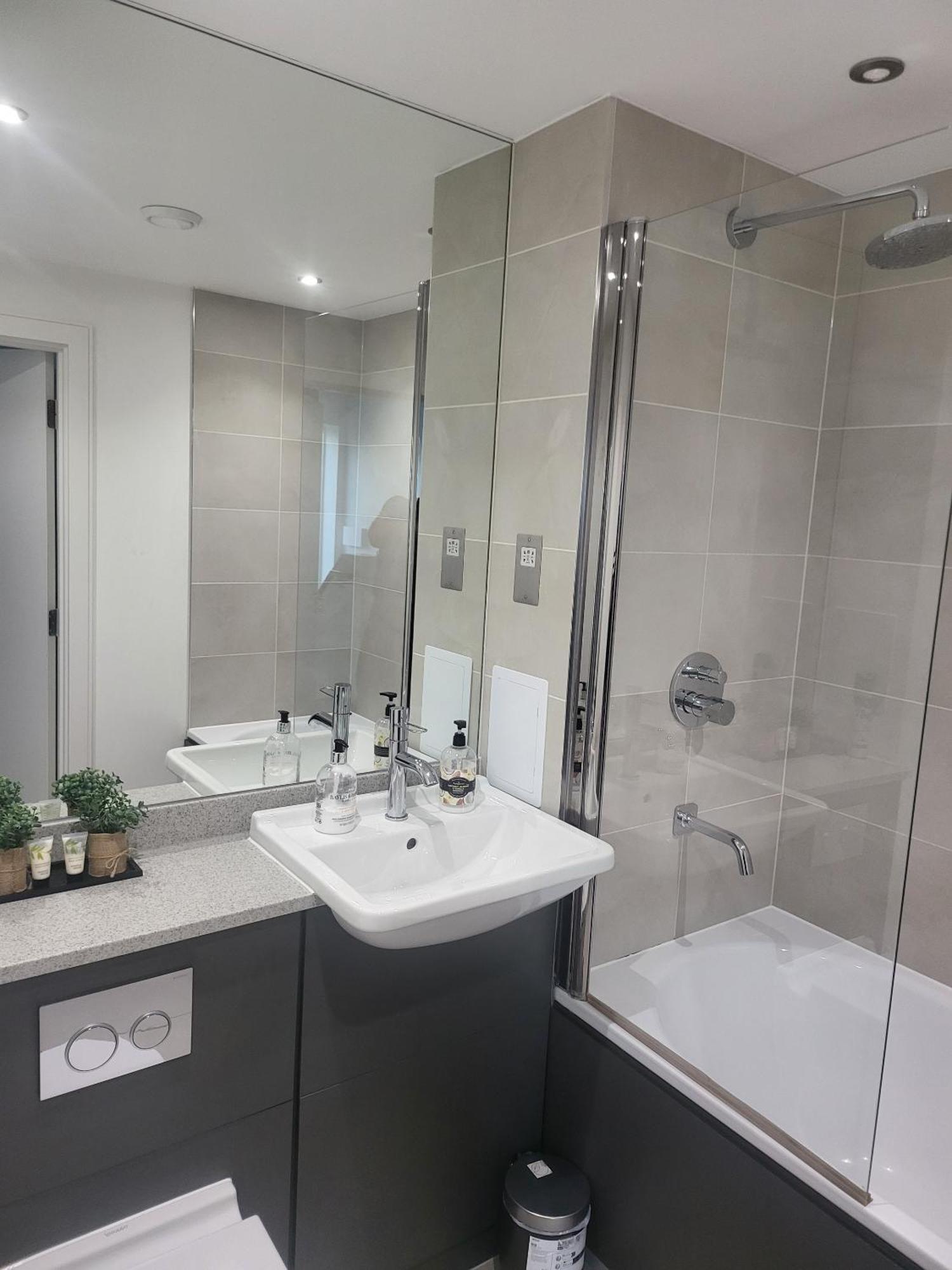 Kayz Lodge- Luxury Ensuite-Private & Shared Accommodation In A New House At The Olympic Village Overlooking Stratford Westfield And Tube Station London Room photo