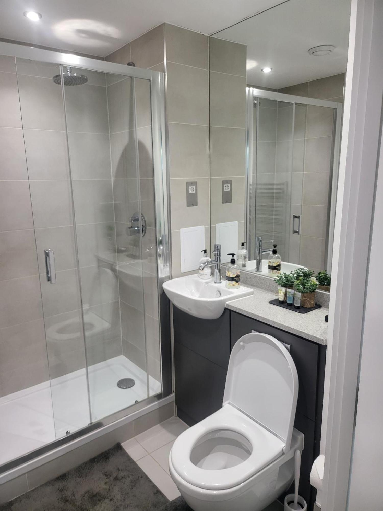 Kayz Lodge- Luxury Ensuite-Private & Shared Accommodation In A New House At The Olympic Village Overlooking Stratford Westfield And Tube Station London Room photo