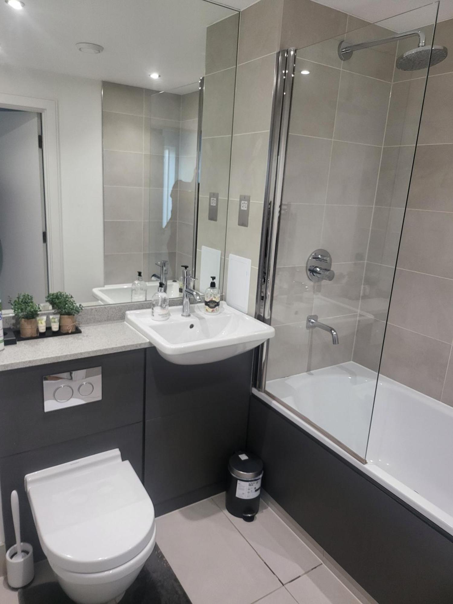 Kayz Lodge- Luxury Ensuite-Private & Shared Accommodation In A New House At The Olympic Village Overlooking Stratford Westfield And Tube Station London Room photo